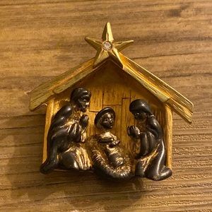 Nativity Scene Christmas Pin / Brooch